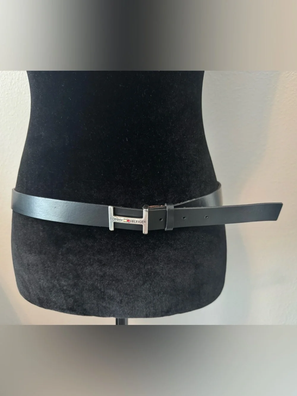 Tommy Hilfiger Black Leather Belt Silver Logo Buckle Size Large 38